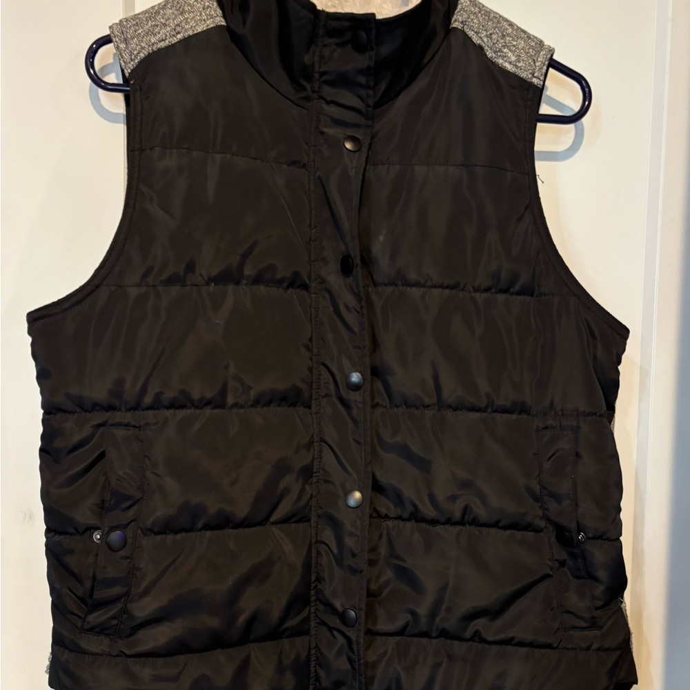 Elegant Black Puffer Vest with Gray Accents - Picture 1 of 5